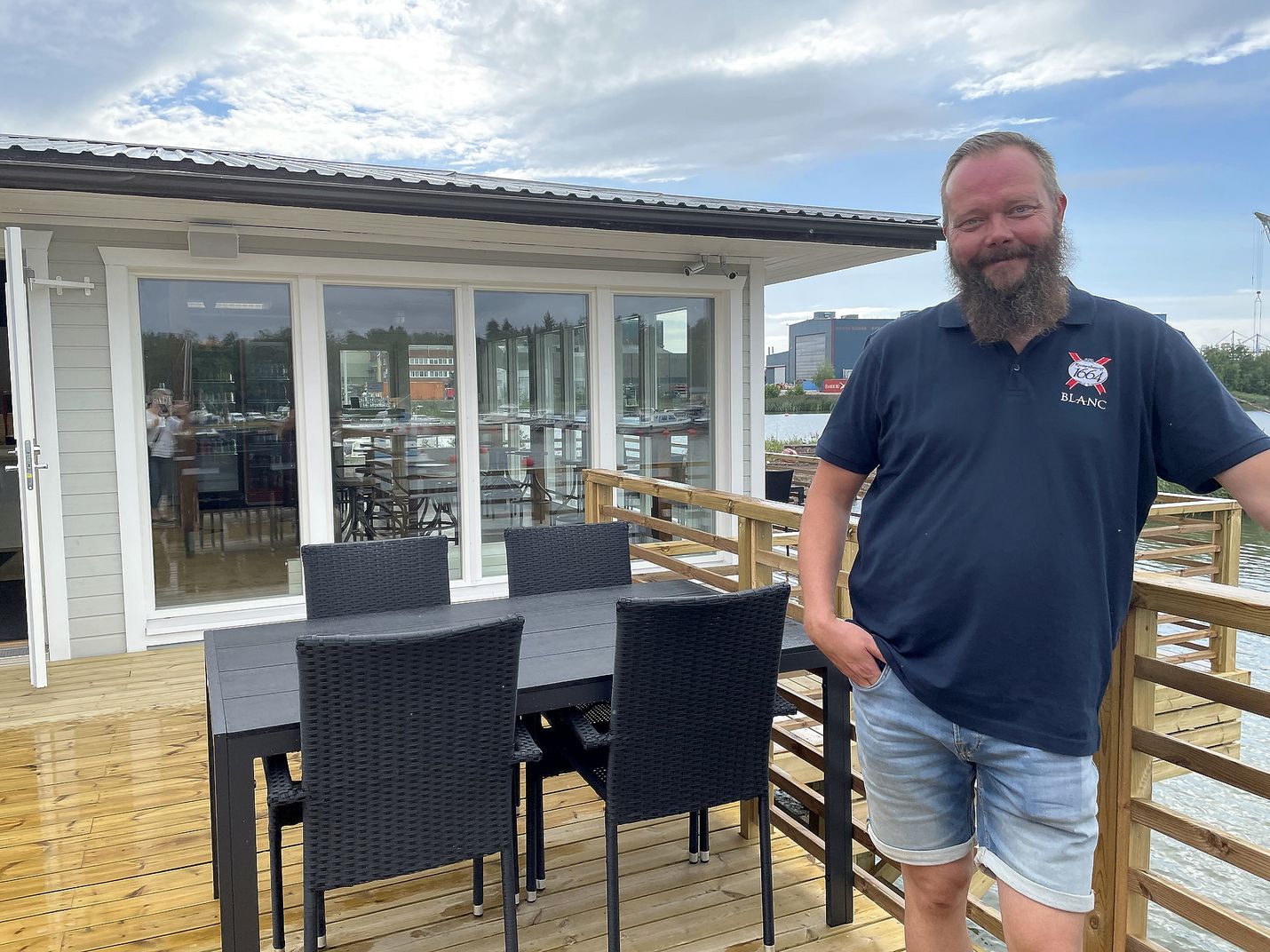 Entisestä Petäjäksen telakasta on Jussi Nordbergin omistuksessa kuoriutunut komea venetelakka, Satamarine, jonka uudessa kahvilassa viihtyvät nekin, joilla ei omaa venettä ole.