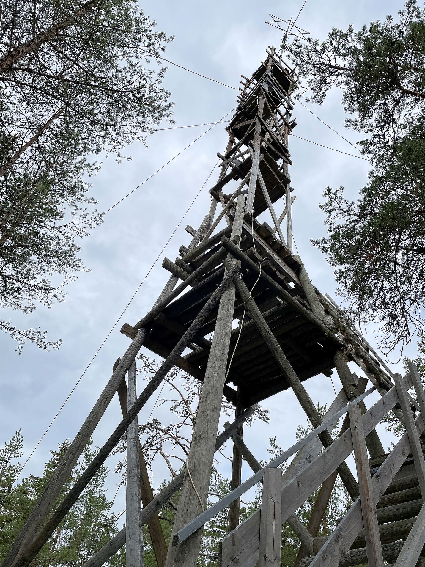 Jukka Rantalan rakentamaan, 18 metrin korkeuteen kohoavaan torniin Yli-Kierin metsässä, on lupa kiivetä, mutta ainoastaan omalla vastuulla. Tornissa on esimerkiksi kohta, jossa ei ole ollenkaan sivukaiteita. 