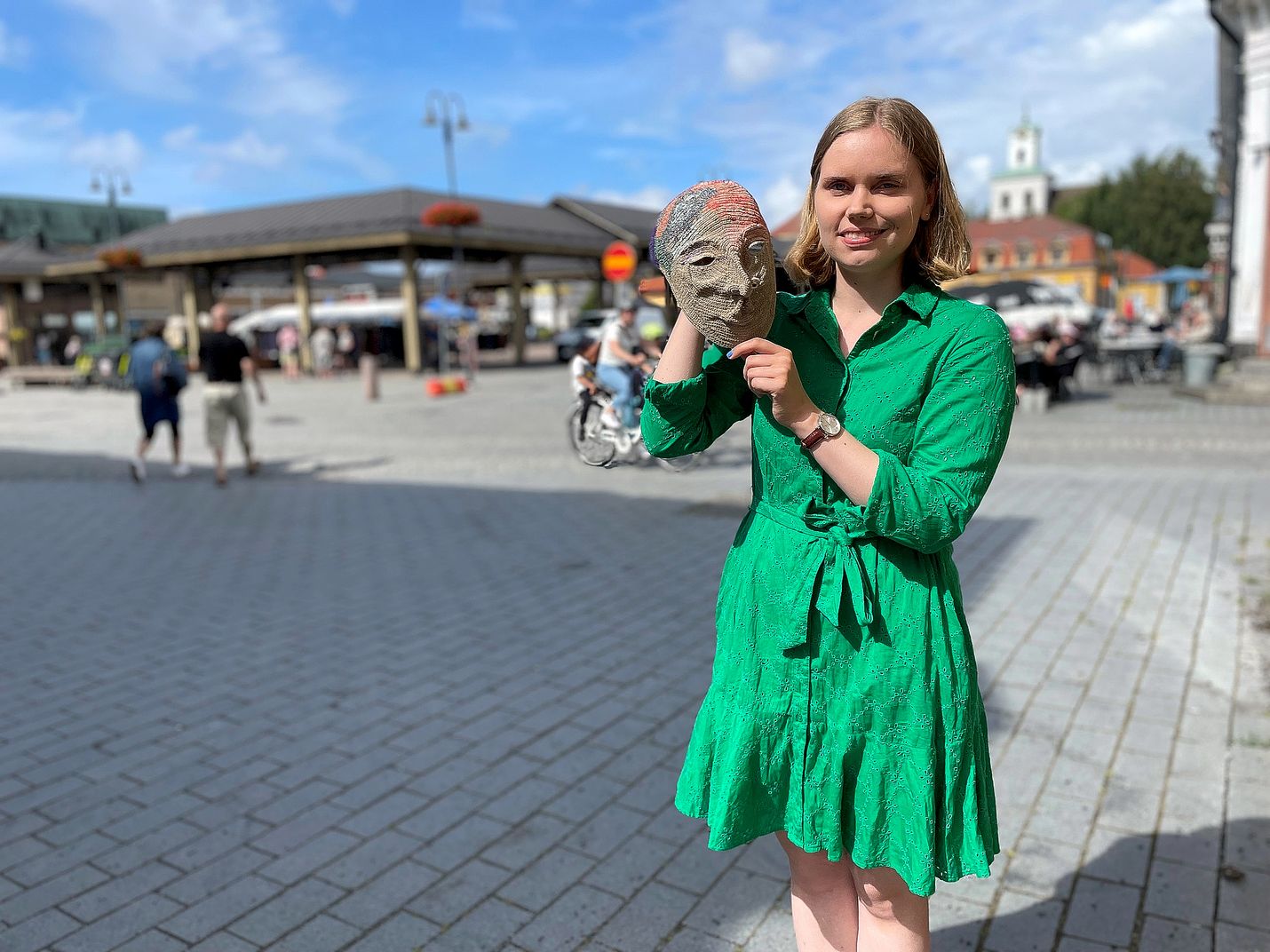 Tanssitaiteilija Anniina Ukkonen on esiintynyt heinäkuussa eri puolilla Raumaa naamioidensa kanssa. Tänään Mustan Pitsin perjantaina hänen Torniolaaksolainen-performansseja voi bongata eri puolilta Vanhaa Raumaa.