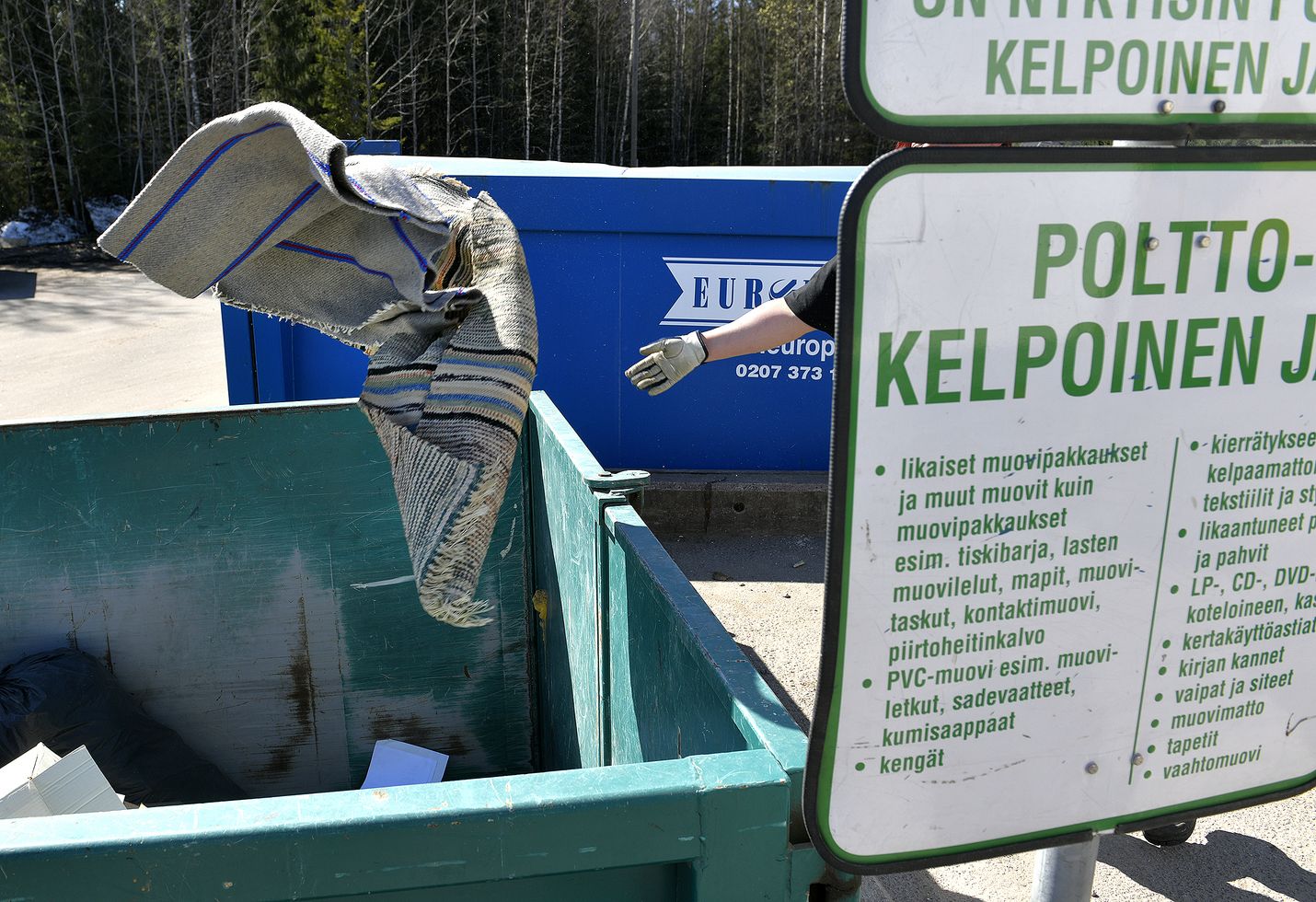 Hevossuolla sijaitsevalla jäteasemalla on seikkaperäiset kyltit, jotka neuvovat, mitä millekin lavalle saa heittää. 