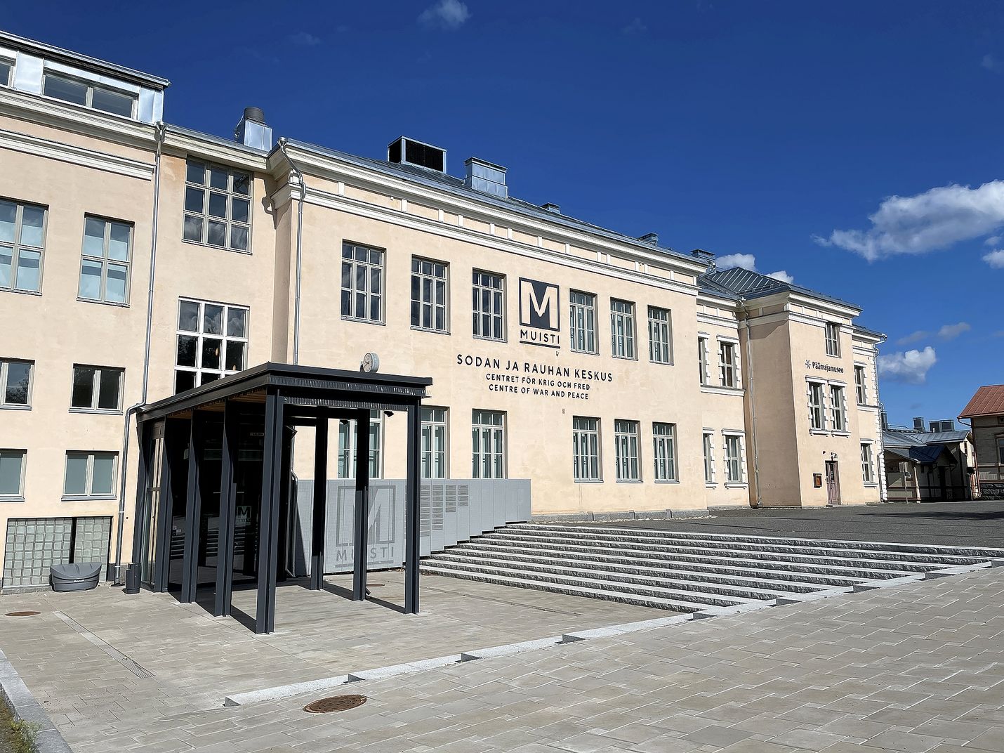 Sodan ja rauhan keskus Muistissa Mikkelissä voi esimerkiksi talvisodan taistelun tai eläytyä vaikkapa evakkonaisen tai pasifistin sotatarinaan. Uuden upean Muistin yhteydessä toimii vanha tuttu päämajamuseo.