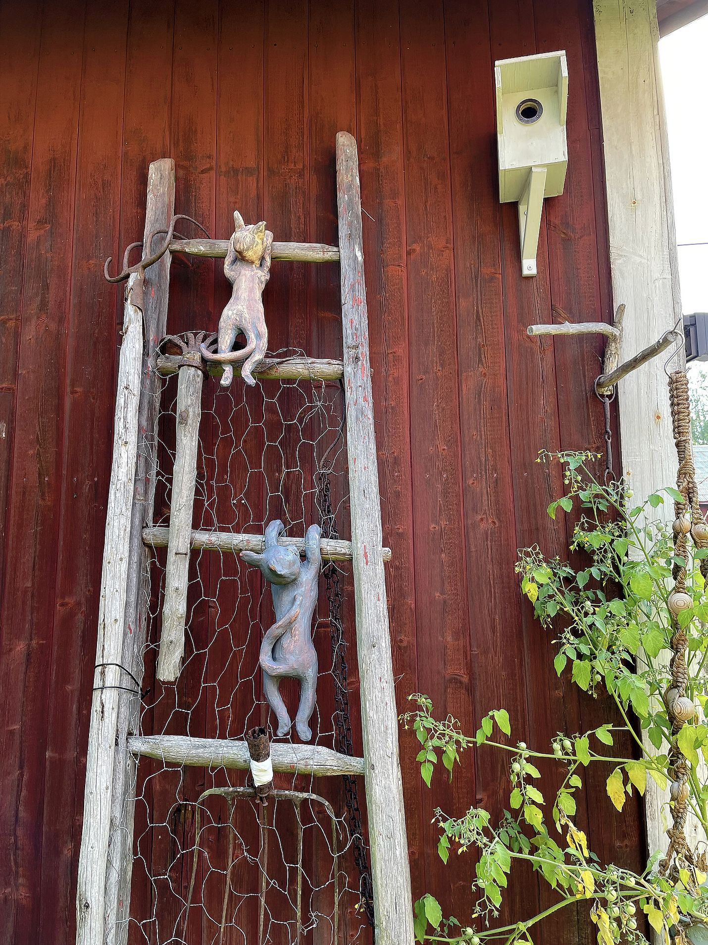 Tarjan sisaren Terhi Ettamon tekemät kissat kiipeilevät tikapuilla. 
