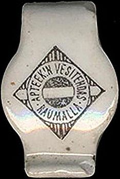 Rauman apteekin vesitehtaan keraaminen pullonkorkki. Tällaiset patenttikorkit yleistyivät 1900-luvun alussa. 