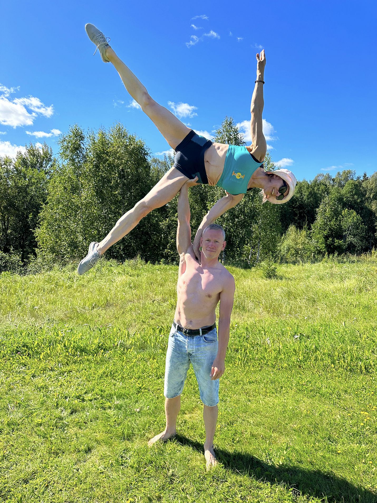 Pariakrobatian akrobaattisessa suuntauksessa ollaan pystyasennossa ja ns. pohja nostaa lentäjää päänsä yläpuolelle. Ruotsissa elokuussa opettajakoulutuksessa otetussa kuvassa Reetta Parvikko lentää ja Timo Leikola on pohja.