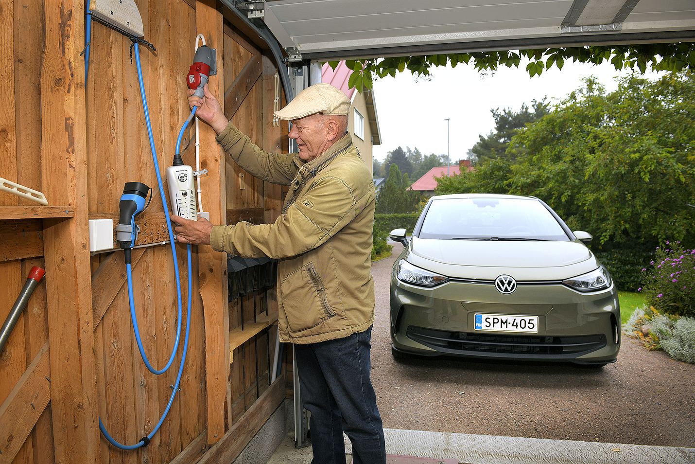Pertti Aarnio hankki sähköautolleen koti/matkalatausaseman, jota voi säädellä vaikkapa sähkön hinnan mukaan.