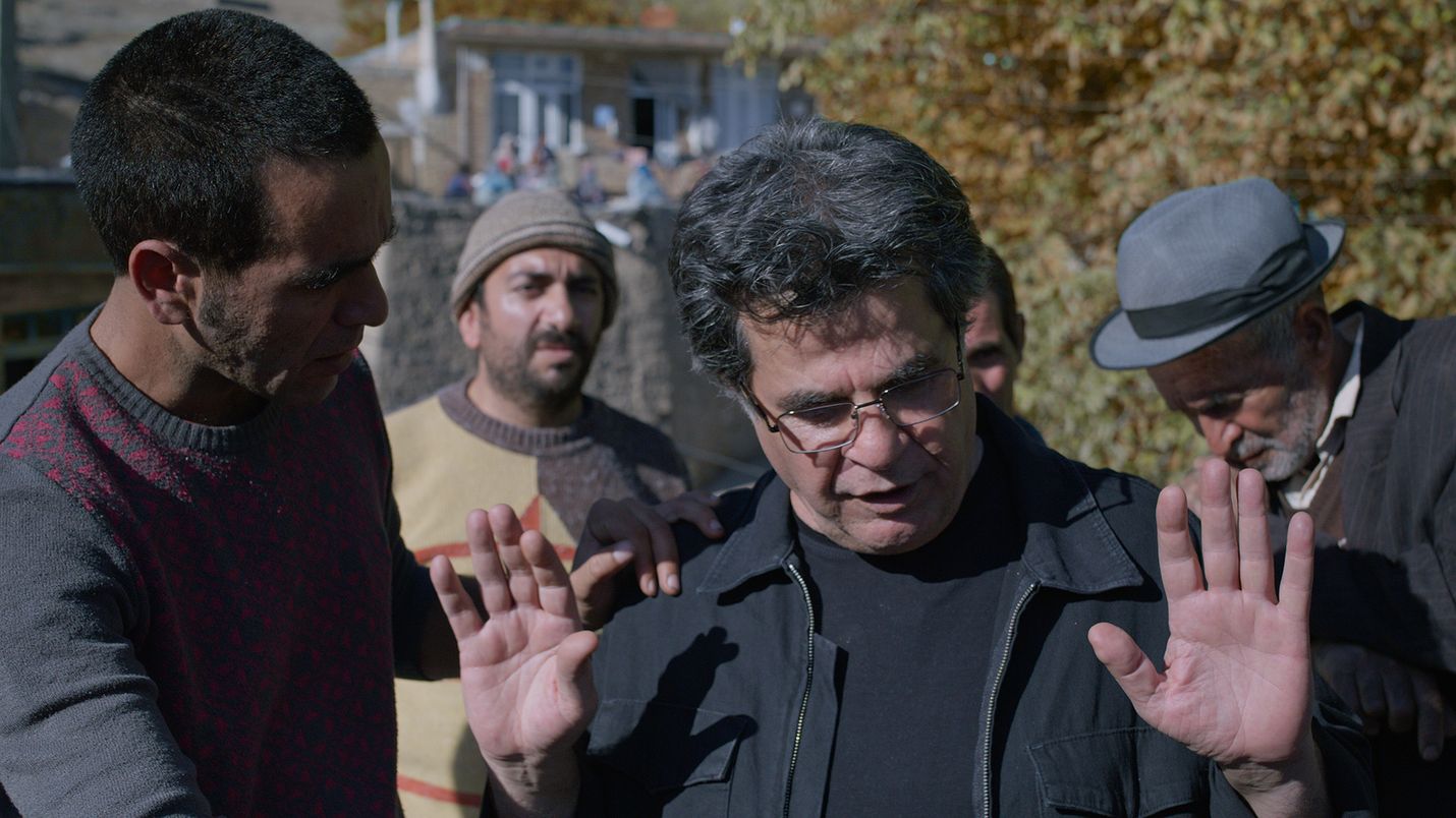 Jafar Panahi esittää kuvitteellista versiota itsestään, ohjaajaa, joka yrittää tehdä elokuvaa pienessä kylässä lähellä Iranin ja Turkin rajaa.