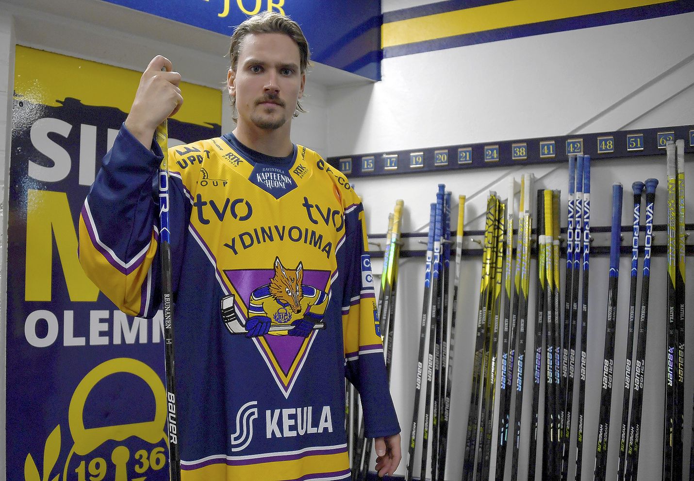 Tarmo Reunanen ja muut Lukon pelaajat pukeutuvat tällä kaudella lauantaikotiotteluihin kettupaitaiseen logoon. "Paita on hieno, violetti väri on hauska. Kaiken kaikkiaan hieno", Reunanen kommentoi asustetta.