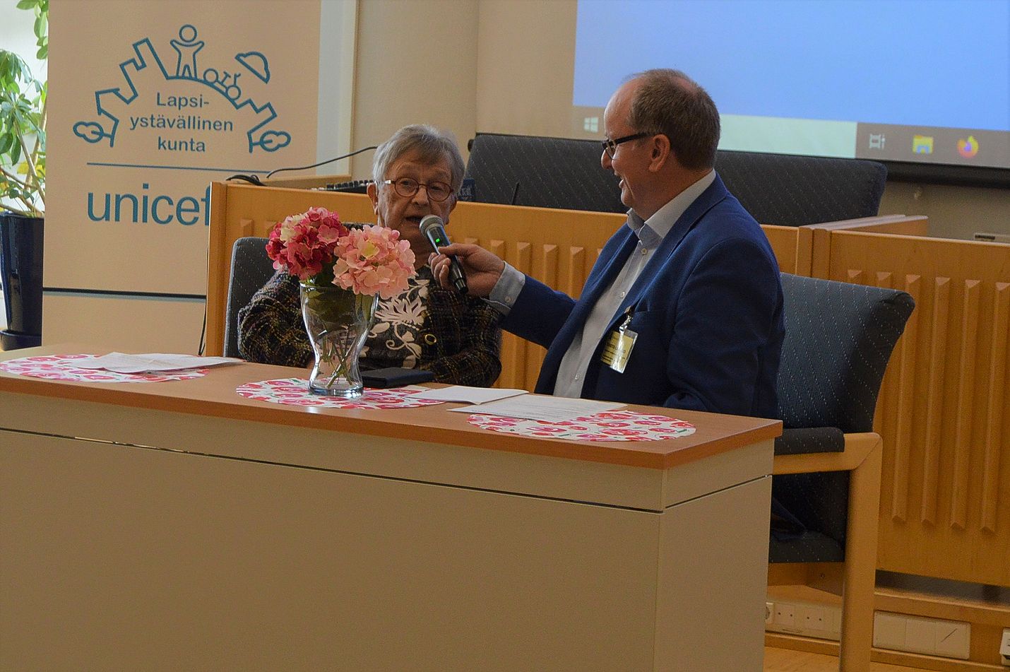 Luvialainen Irmeli Virtanen, 82, sai yleisön innostumaan suorasanaisilla ja humoristisillakin vastauksillaan. Häntä haastatteli Eurajoen kunnan vanhusneuvoston puheenjohtaja Taisto Laakso, radiostakin eri roolissa tuttu.