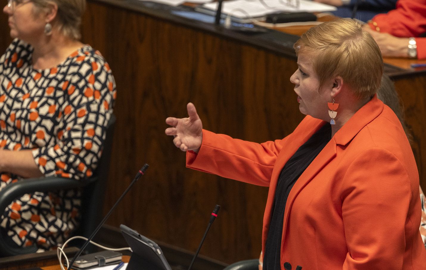 Keskustan puheenjohtaja Annika Saarikko saa ensi viikonloppuna uuden työparin, kun puolue valitsee kolmesta ehdokkaasta uuden puoluesihteerin. 