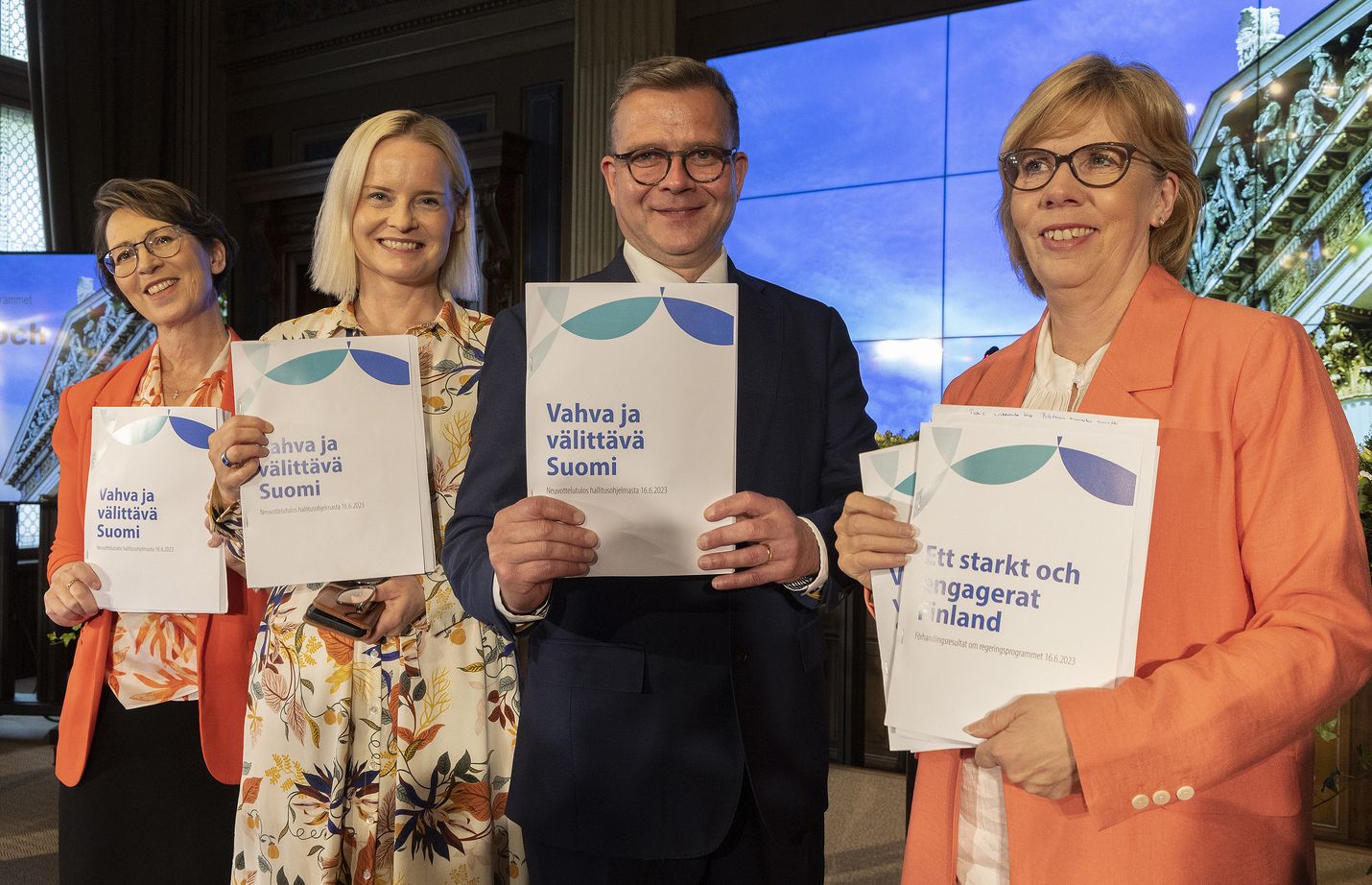 Hallitus alkaa kesän kohujen jälkeen toteuttaa nyt Vahva ja välittävä Suomi -nimistä hallitusohjelmaansa ja kokoontuu ensimmäiseen budjettiriiheensä. Kuvassa hallituspuolueiden puheenjohtajat Sari Essayah, Riikka Purra, Petteri Orpo ja Anna-Maja Henriksson.
