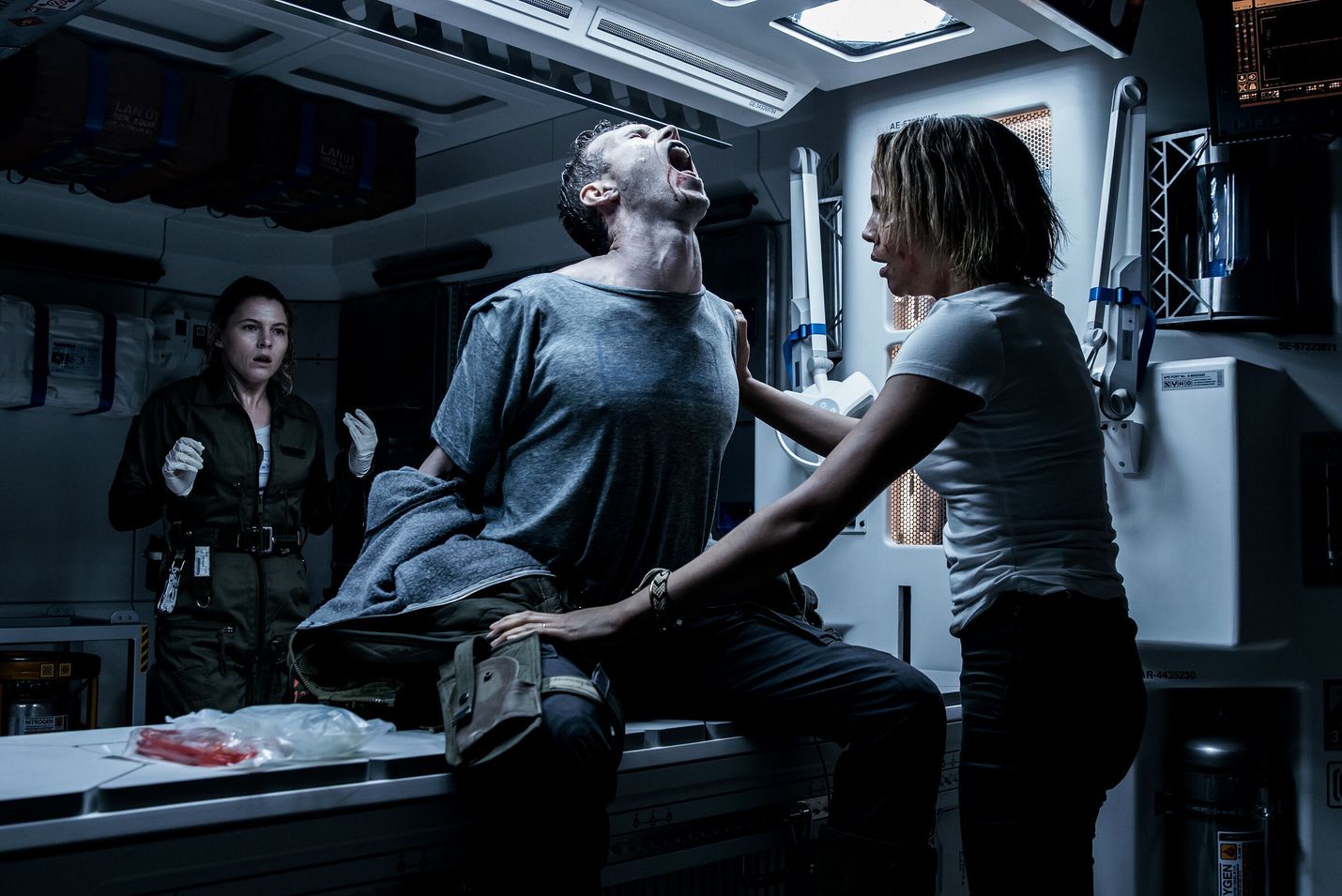 Ridley Scottin Alien-tieteissaaga saa jatkoa elokuvassa, jossa siirtokunta-alus Covenant tekee matkaa galaksin kaukaisella laidalla. 