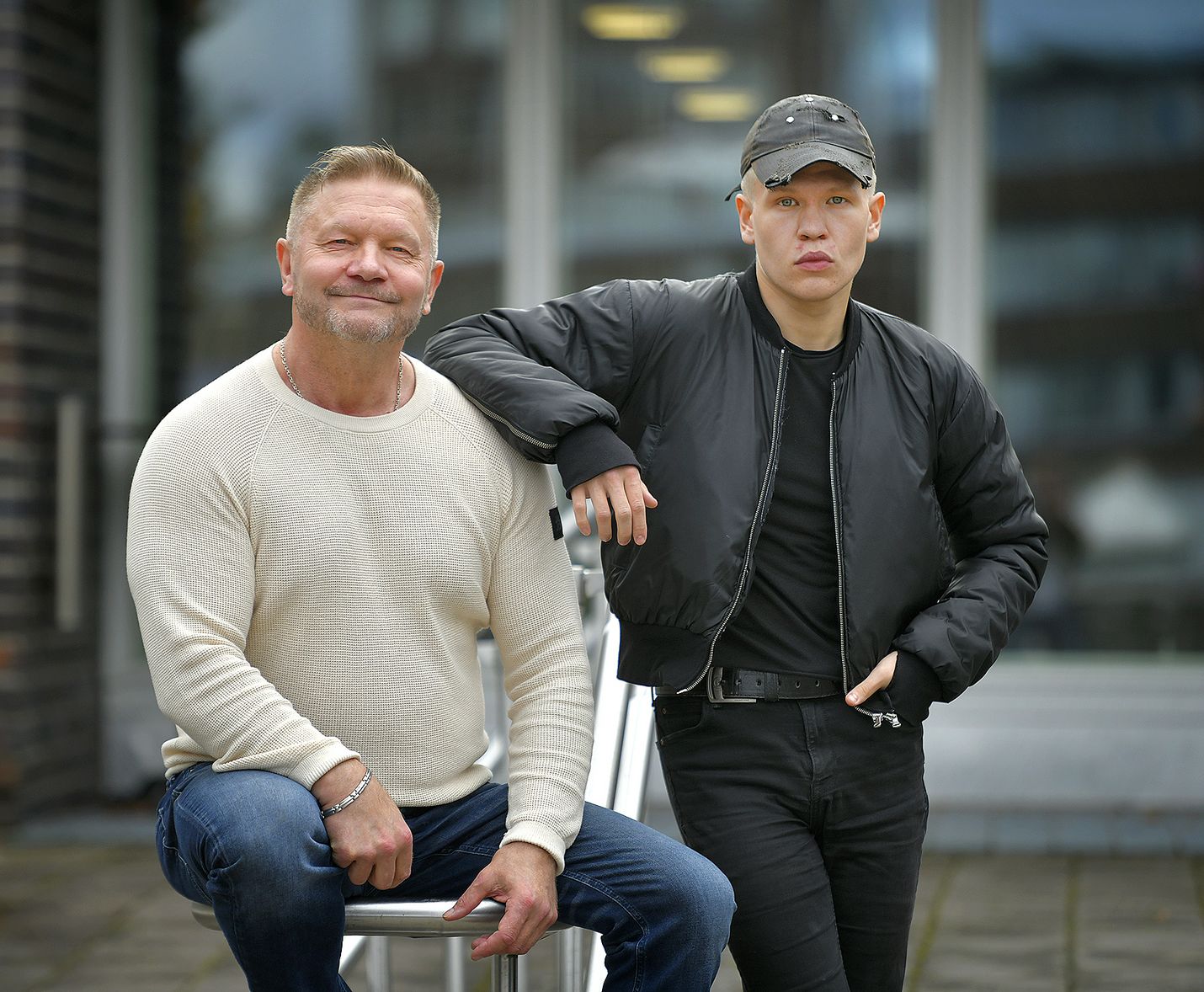Rauman teatterin näyttelijän Timo Julkusen Viljami-poika tekee uraa rap-artisti Lilbrona. Päättyneen kesän Viljami on viettänyt Raumalla ensimmäistä albumiaan työstäen.