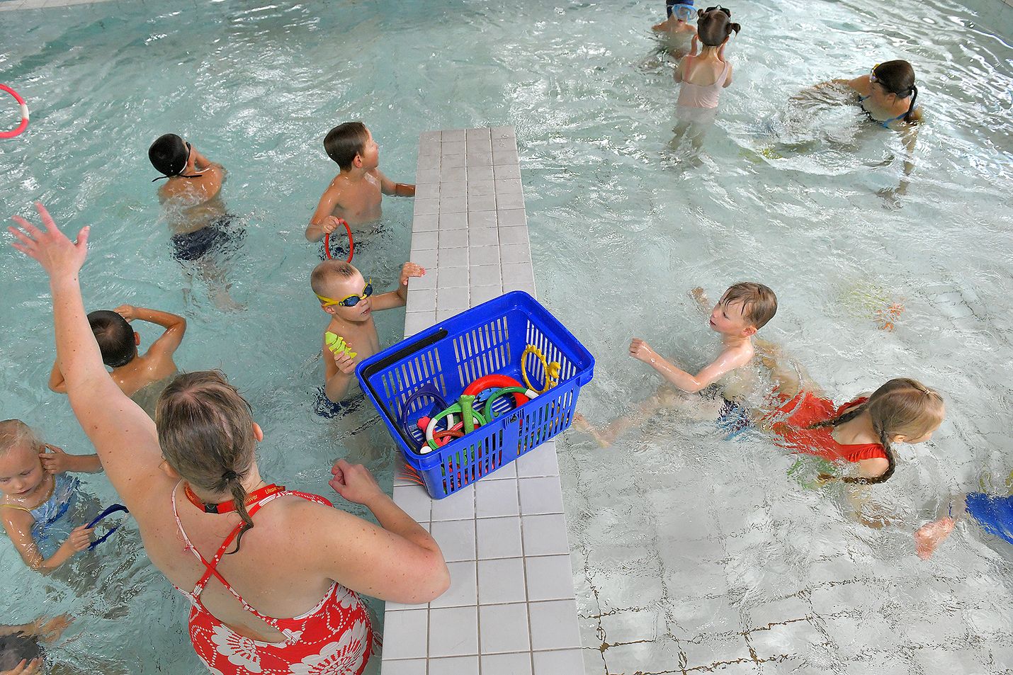 Uudenlahden päiväkodin Puukiipijät-ryhmän eskarit ottivat ilon irti uimahallissa alkuviikosta. Rauman kaupungin liikunnanohjaaja Nina Mäkelä kertoo lapsille, mitä seuraavaksi tehdään. 