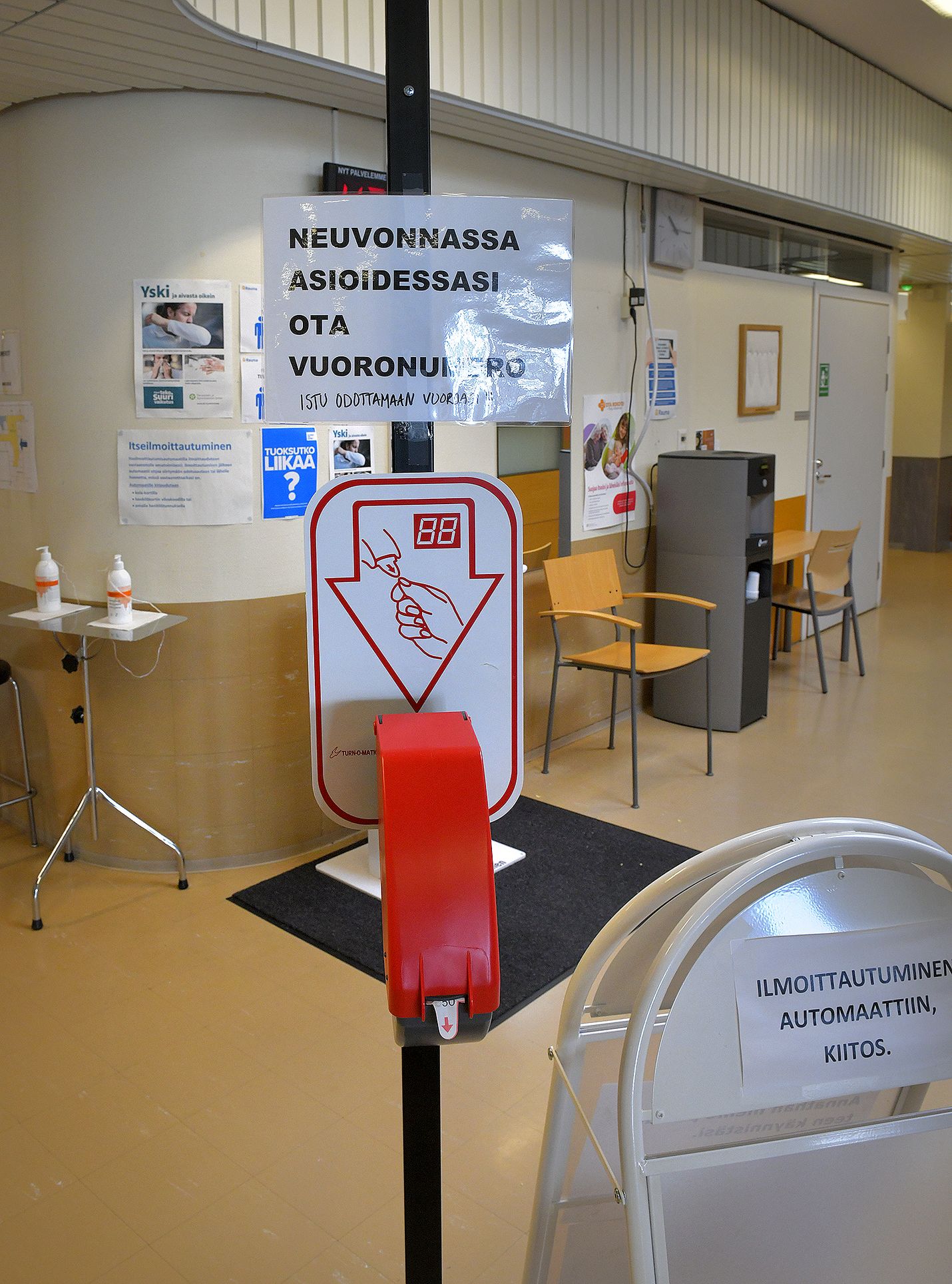 Kuntien sosiaali- ja terveydenhuollon menot ovat kasvaneet arvioidusta, joten valtio leikkaa niiltä aiempaa isomman siivun sote-uudistuksen rahoittamiseen.