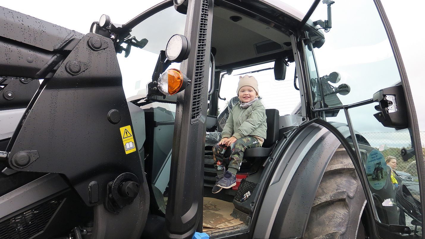 Kaksivuotias Edvin Pelamo pääsi kiipeämään Länsirannikon Konepäivillä traktorin hyttiin, ja se vasta oli nuoren miehen mieleen. 