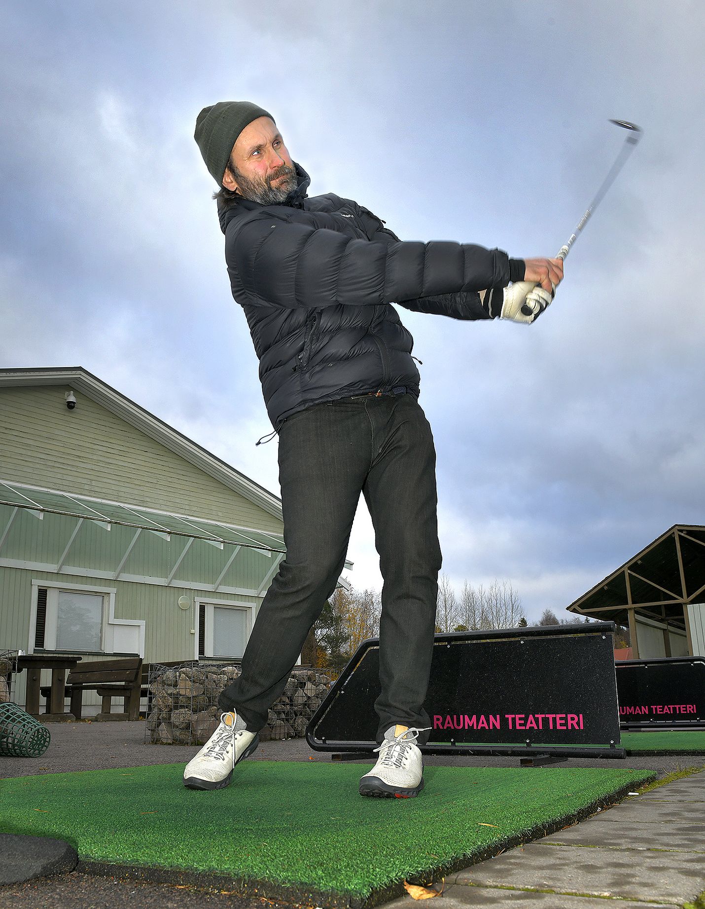 Raumalaisen Kimmo Kaukon mukaan             golfaaja tehdään rangella. Kylmyyskään ei haittaa treenilyöntejä.