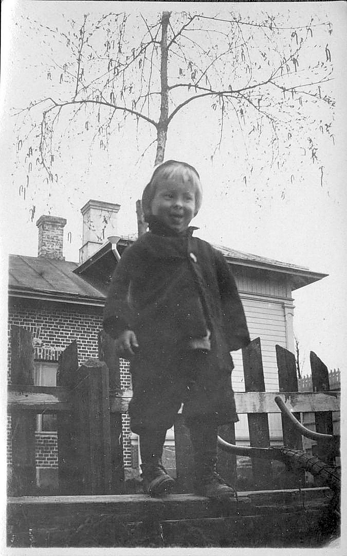 Valokuva ei valehtele. Tämä pikkumies nautti selvästikin olostaan Wännin lastentarhassa. Kuva lienee otettu 1920-30-luvulla.