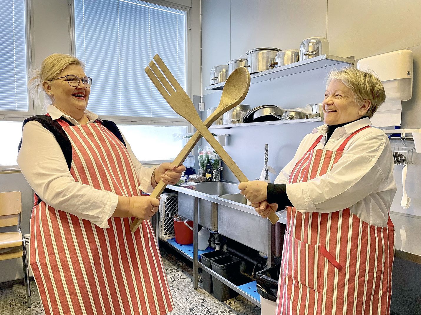 Outi Laivolalla ja Pia Virtasella on samanlainen huumorintaju ja tapa tehdä töitä. Siksi naiset sopivat hyvin samaan keittiöönkin. 