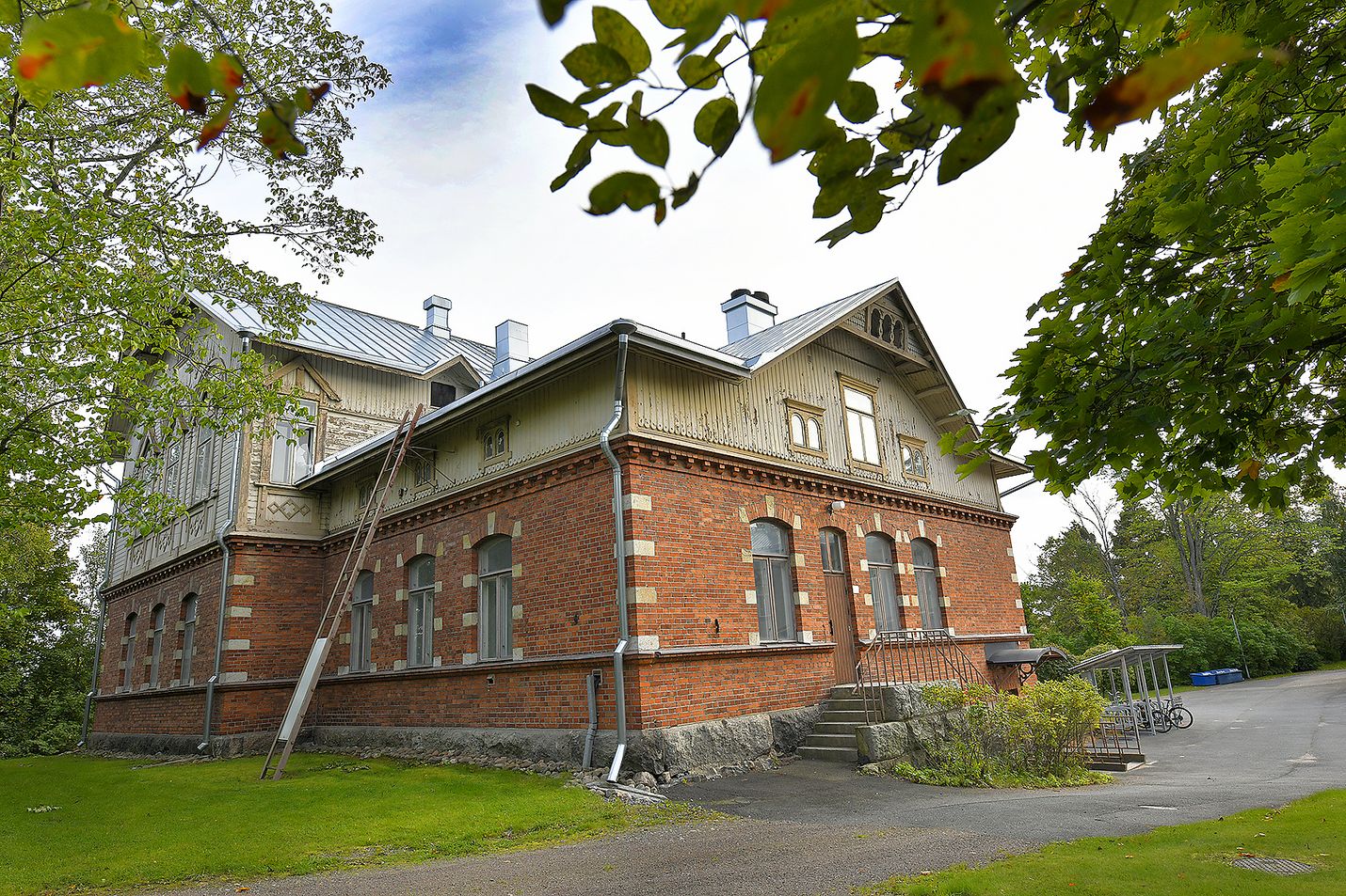 Rauman Seminaarinmäeltä tulee myyntiin entinen johtajan asunto sekä kaksi muuta rakennusta, mutta Rauma ei aio myydä maata rakennusten alta. 