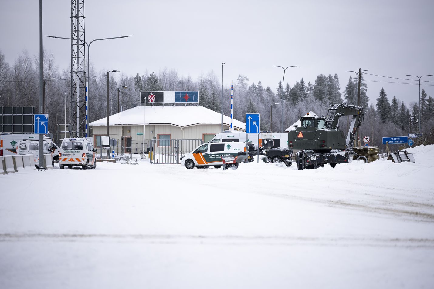 Puolustusvoimat toi Vartiuksen rajavartioasemalle raskasta maansiirtokalustoa ja virka-apuosaston sunnuntaina ja maanantaina.