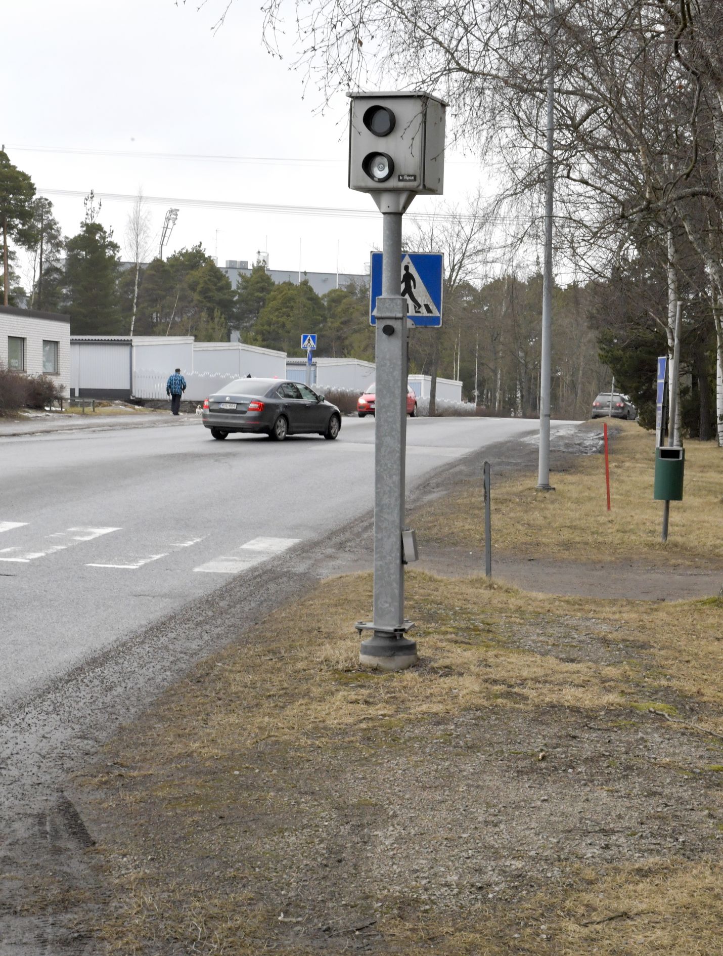 Poliisin liikenneturvallisuuden valvonta näyttää olevan nykyisin pelkästään autoilijoiden nopeuden valvontaa ja mittaamista, jota tekevät pääosin peltipoliisit, tuumaa mielipidekirjoittaja.