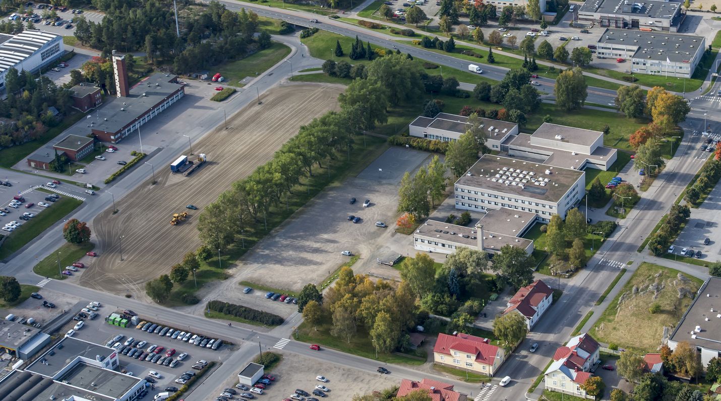 Kirjoittajan mielestä Karin kentän ja entisen Lyseon alue viereisine parkkipaikkoineen on varsin epämääräinen ja onneton alue hienon kaupunkimme keskustassa.