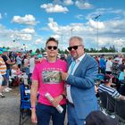 H.V. Tuurin osaomistaja Marko Vuolukka näyttää Janne Nummikosken paidasta, miten lujaa ori on parhaimmillaan juossut. Kuva: Harri Pirinen.