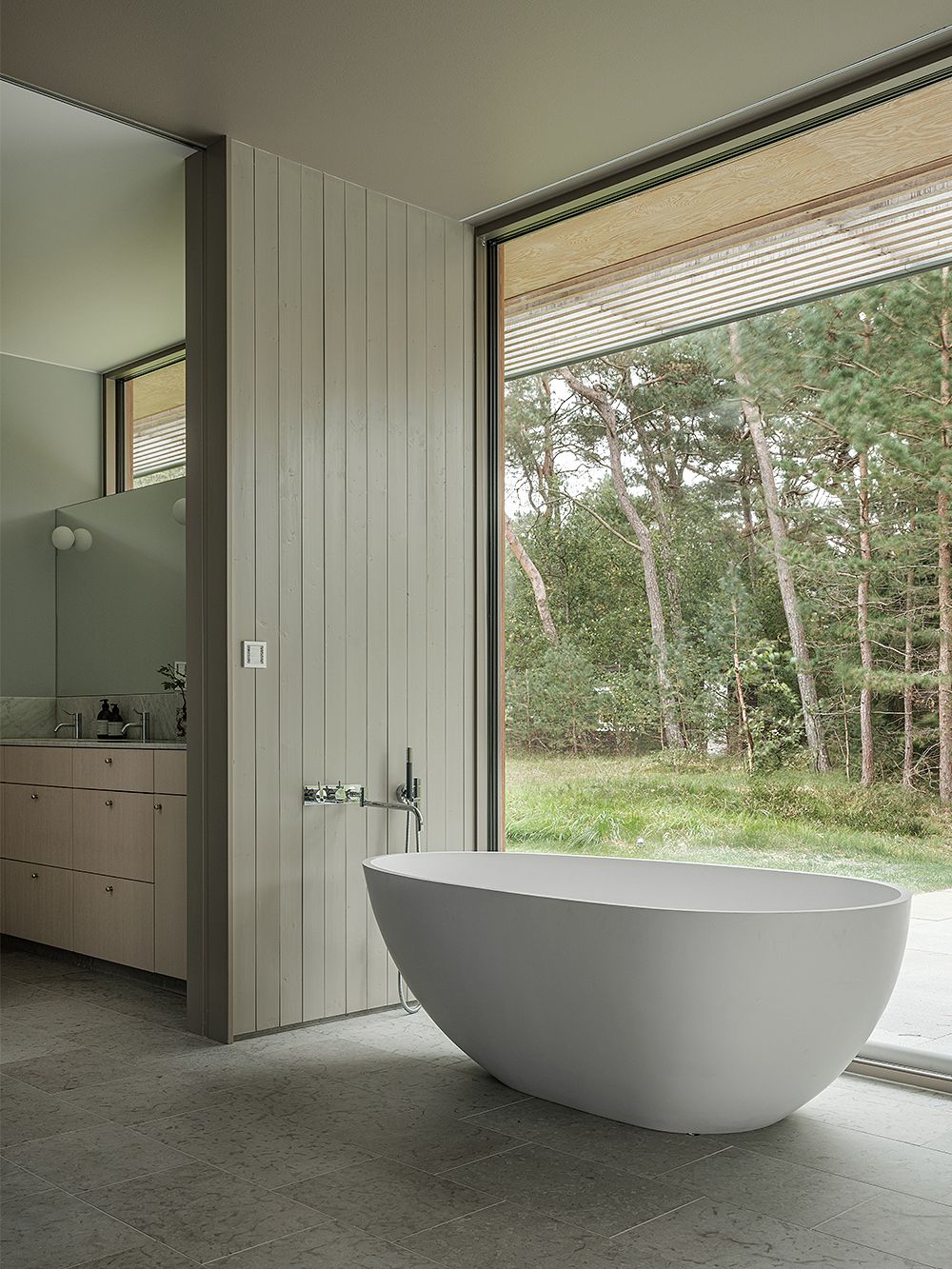 Kuva, jossa Ruotsin Ljunghusenissa sijaitseva rakennus, Villa MSV. Kuvassa kylpyhuone, jossa kylpyamme.