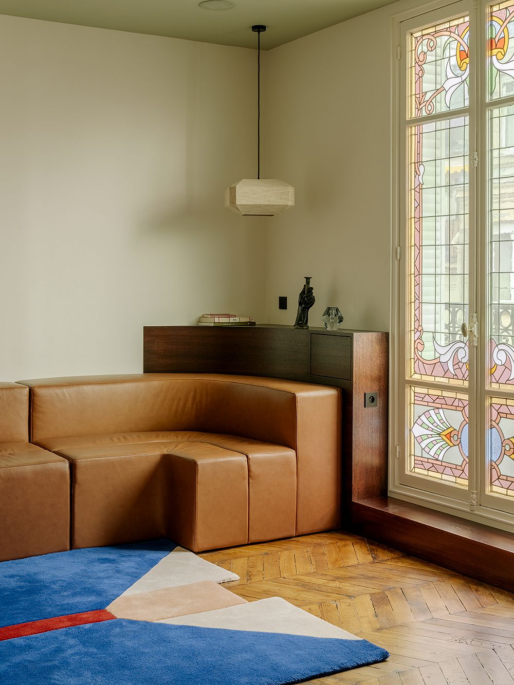 Kuva, jossa arkkitehti Louis Denavaut'n suunnittelema asunto Pariisissa, nimeltään Lunain. Kuvassa olohuoneen sisustus.