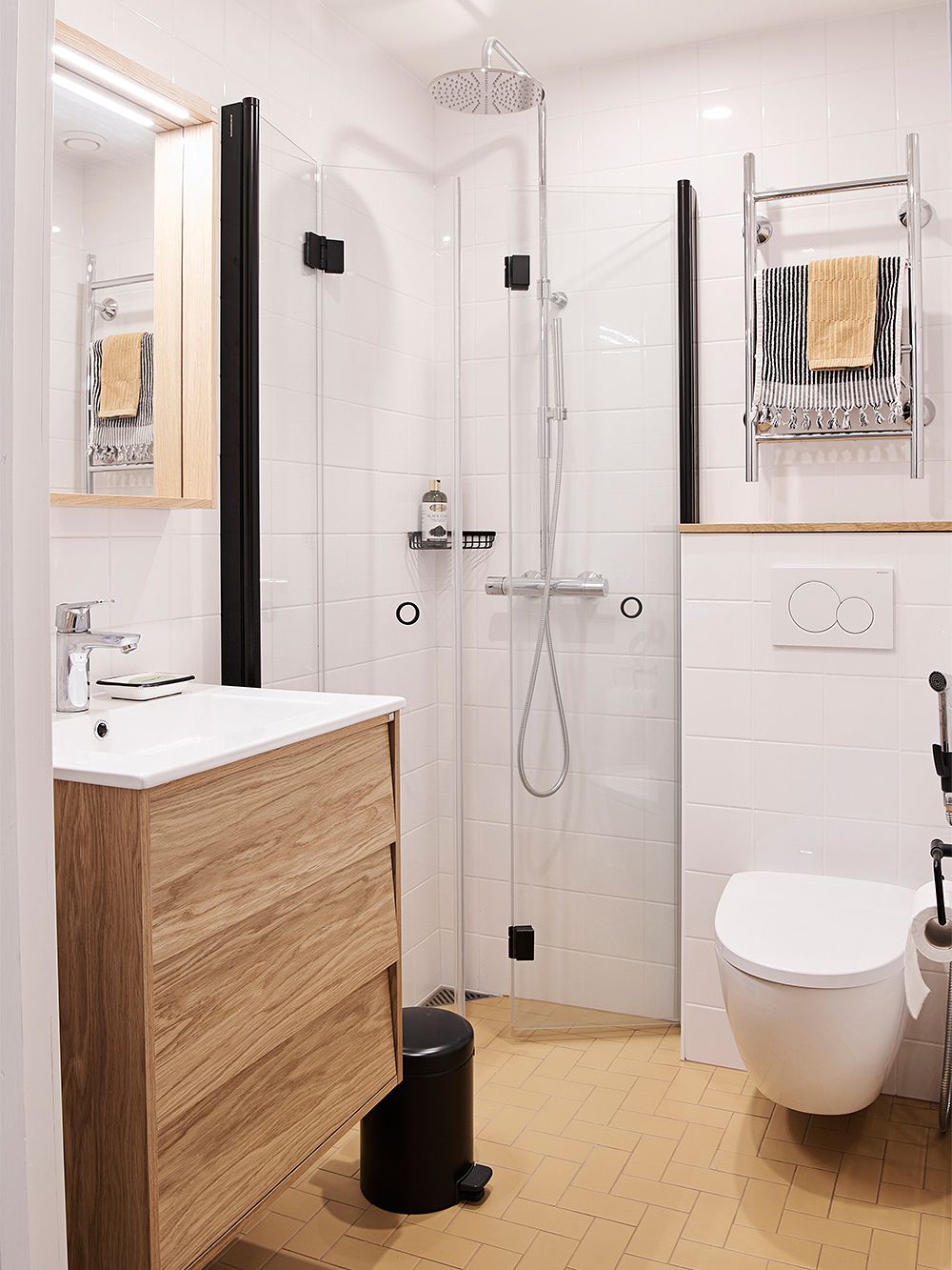 An image of Asli Ufacik's home: the bathroom decor.