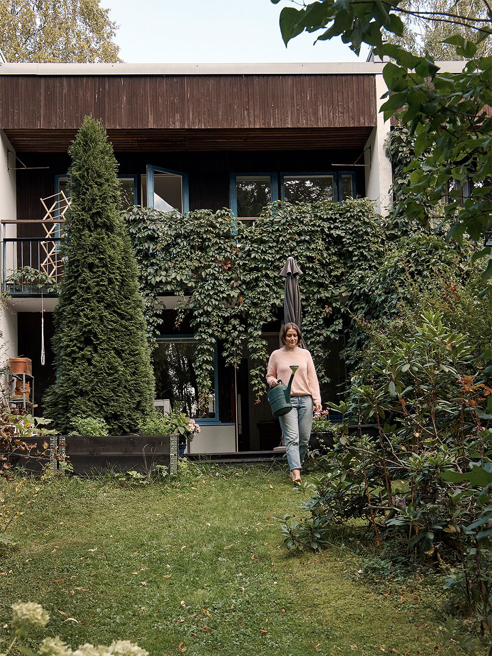 An image of Asli Ufacik's home: the garden.