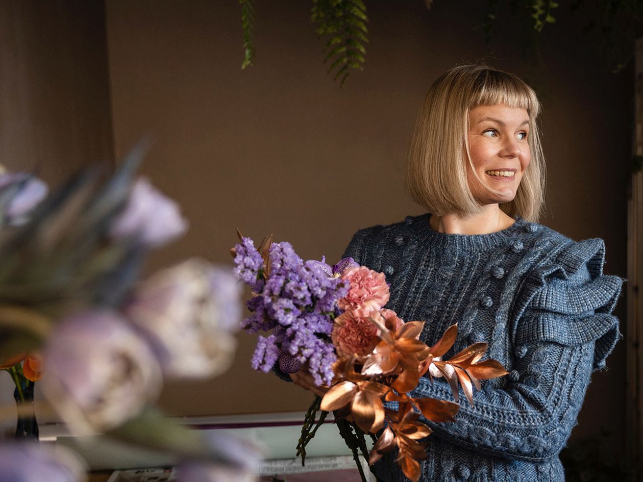 Potretti, jossa floristi ja muotoilija Kristiina Suo-Kustaa Blomma Creativesin myymälässä.