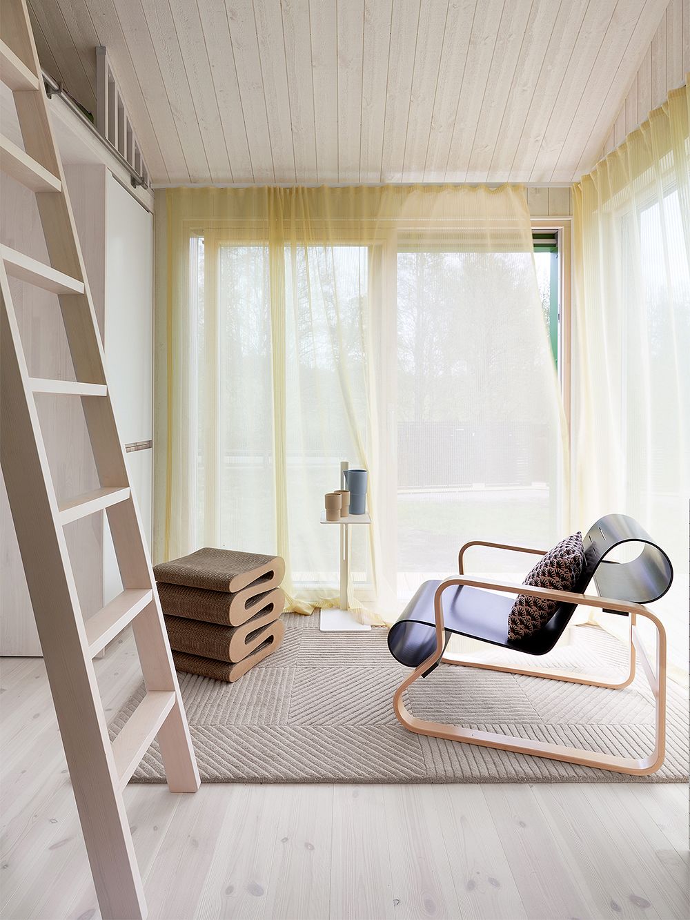Kuva, jossa Fiskars Biennalen Arkkitehdin talo -näyttelyssä mukana oleva Sommarnöjenin Sommar 30 -mökki: olohuoneen sisustus.