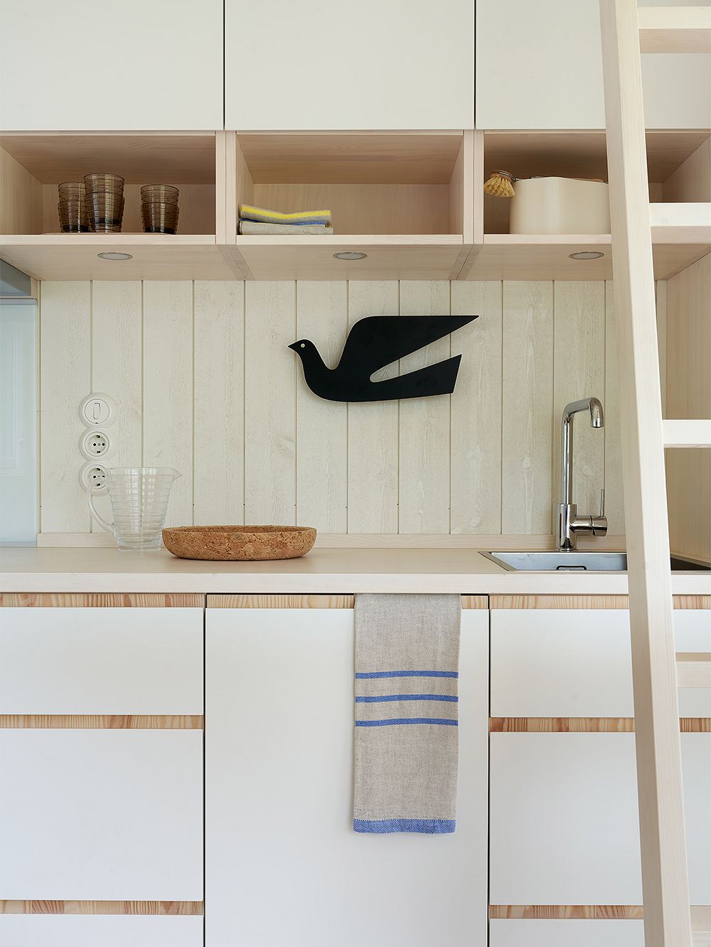 Kuva, jossa Fiskars Biennalen Arkkitehdin talo -näyttelyssä mukana oleva Sommarnöjenin Sommar 30 -mökki: keittiö.