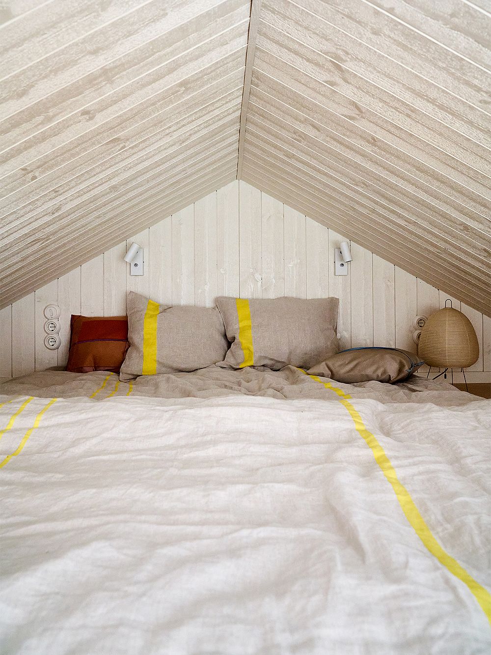 Kuva, jossa Fiskars Biennalen Arkkitehdin talo -näyttelyssä mukana oleva Sommarnöjenin Sommar 30 -mökki: makuuparven sisustus.