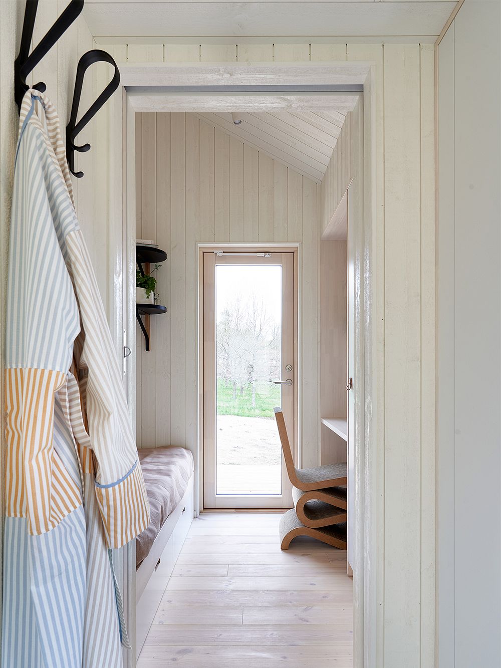 Kuva, jossa Fiskars Biennalen Arkkitehdin talo -näyttelyssä mukana oleva Sommarnöjenin Sommar 30 -mökki: makuuhuoneen sisustus.