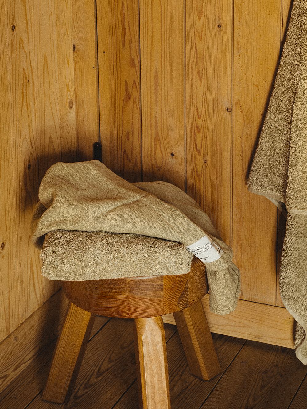Frama Light Towel- ja Heavy Towel -pyyhkeet, salvianvihreä