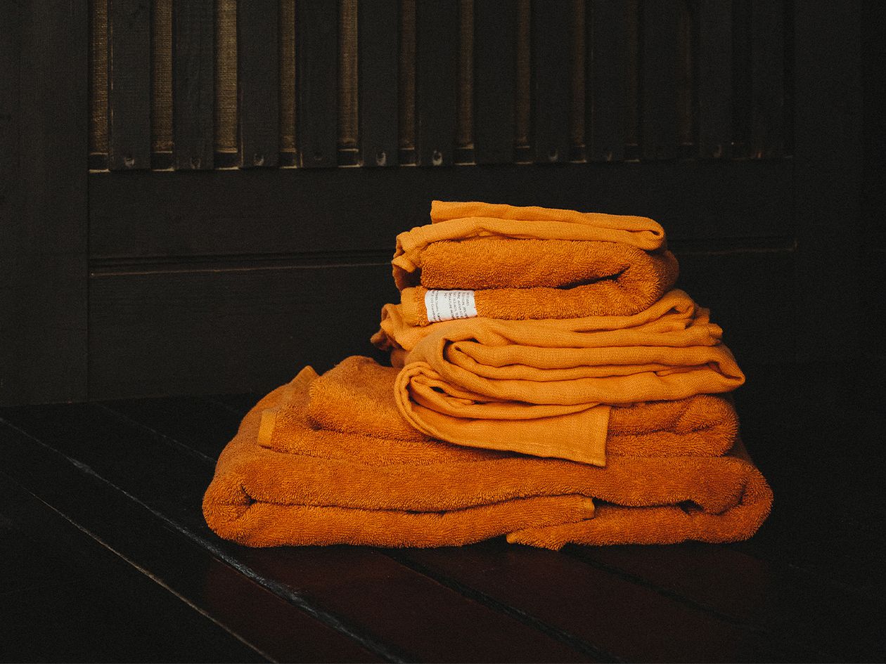 Frama Light Towel- ja Heavy Towel -pyyhkeet, poltettu oranssi