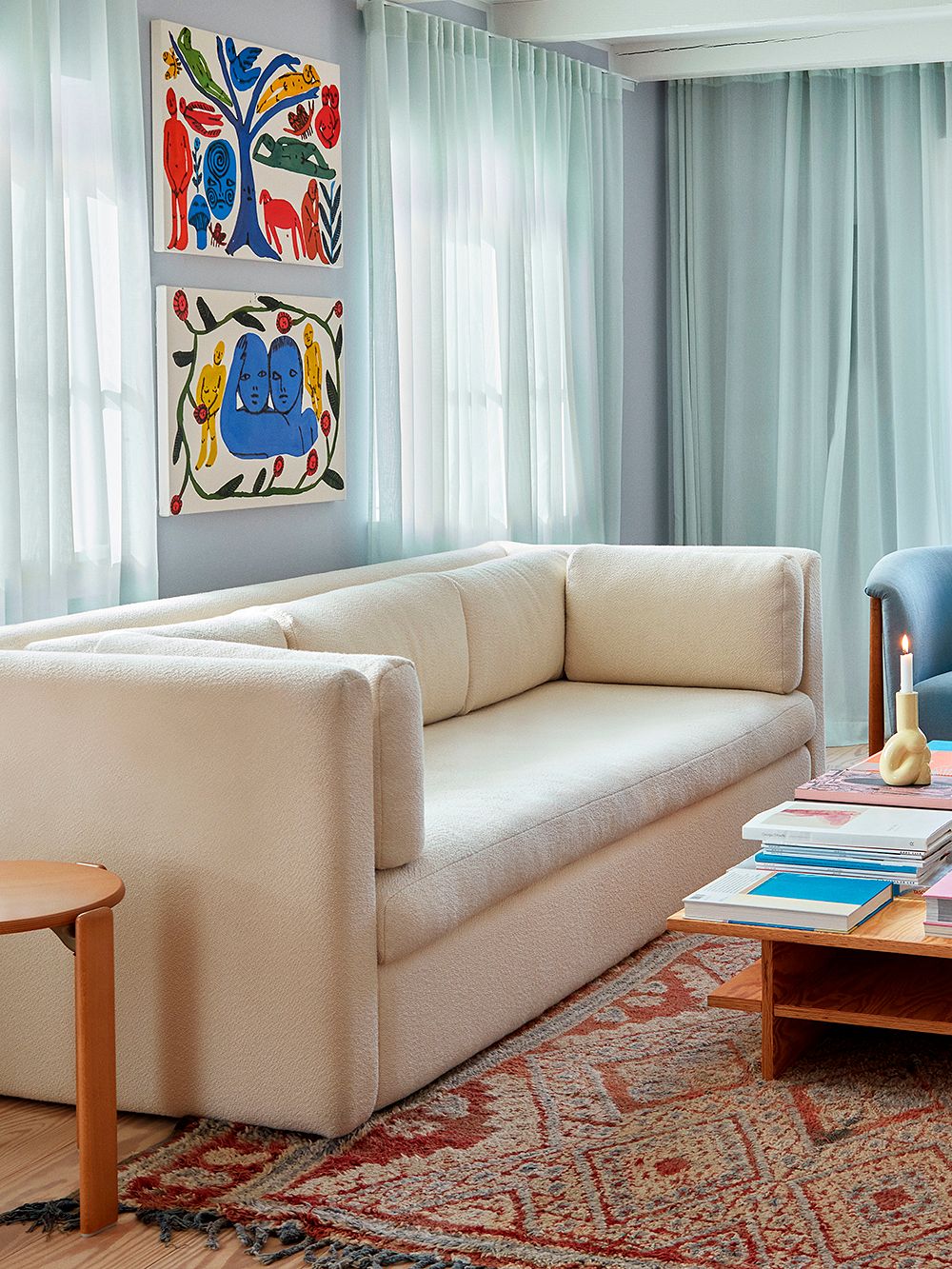 Vapaa-ajan kodin olohuoneessa HAYn Hackney-sohva ja värikkäitä tauluja seinällä