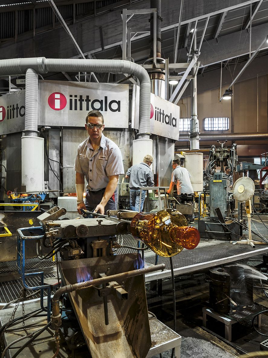 Lasinpuhaltaja valmistamassa Leimu-pöytävalaisimen kupua Iittalan lasitehtaalla
