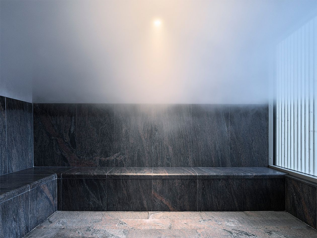 Kuva Andrum-kylpylästä: luonnonkivestä valmistetut penkit höyryhuoneessa.