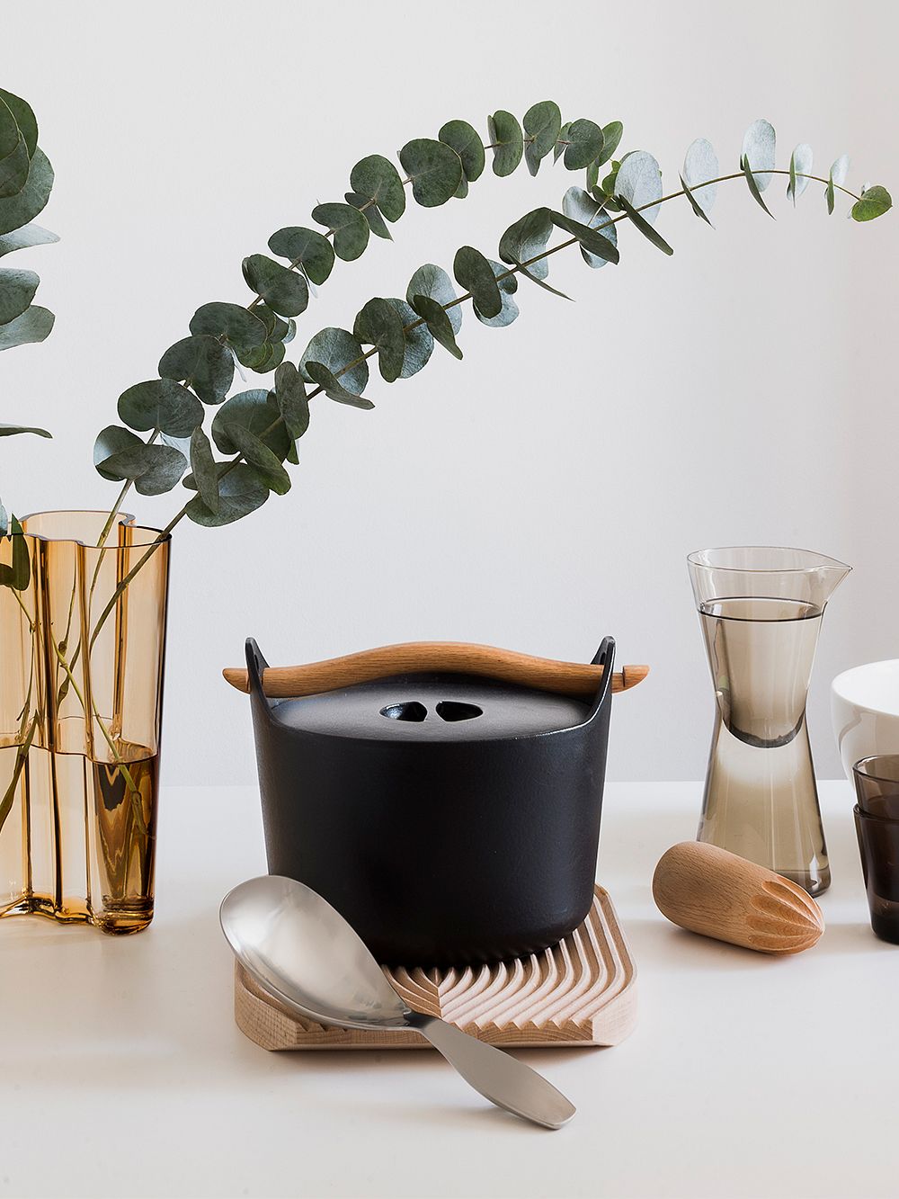 An image of Iittala's Sarpaneva cast iron pot as part of the kitchen decor.