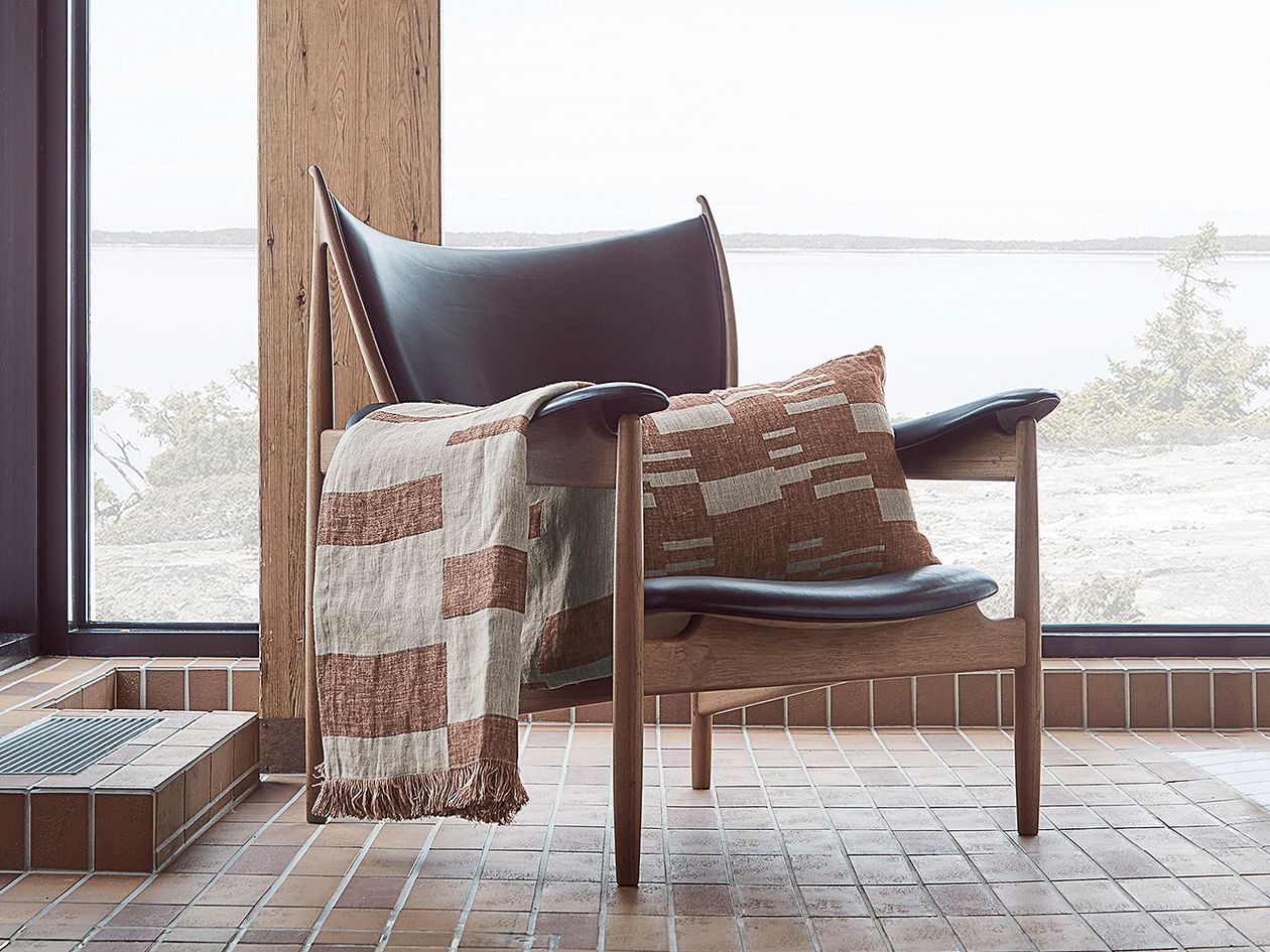 An image of Anno's Oras throw in a brown shade, as part of the summer cottage decor.