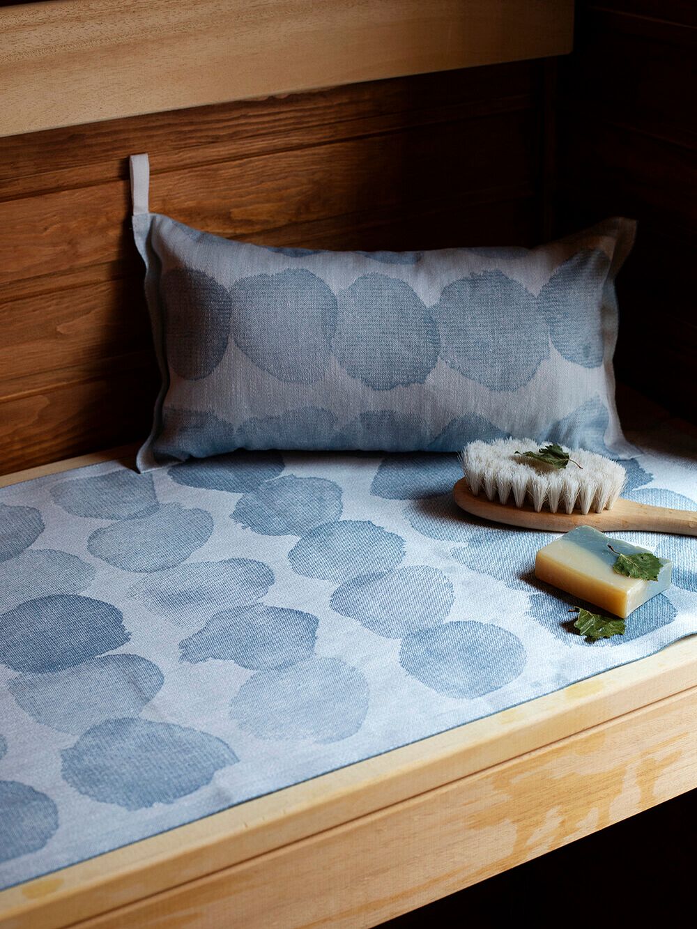 An image of Sade sauna cover and Sade sauna pillow in the sauna, as part of the summer home decor.