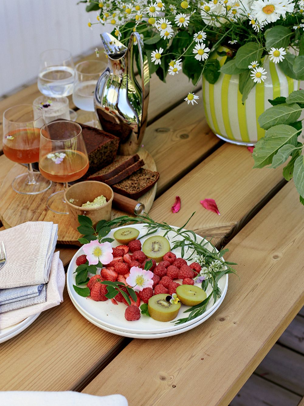 An image of a summery table setting, as part of the summer cabin decor.
