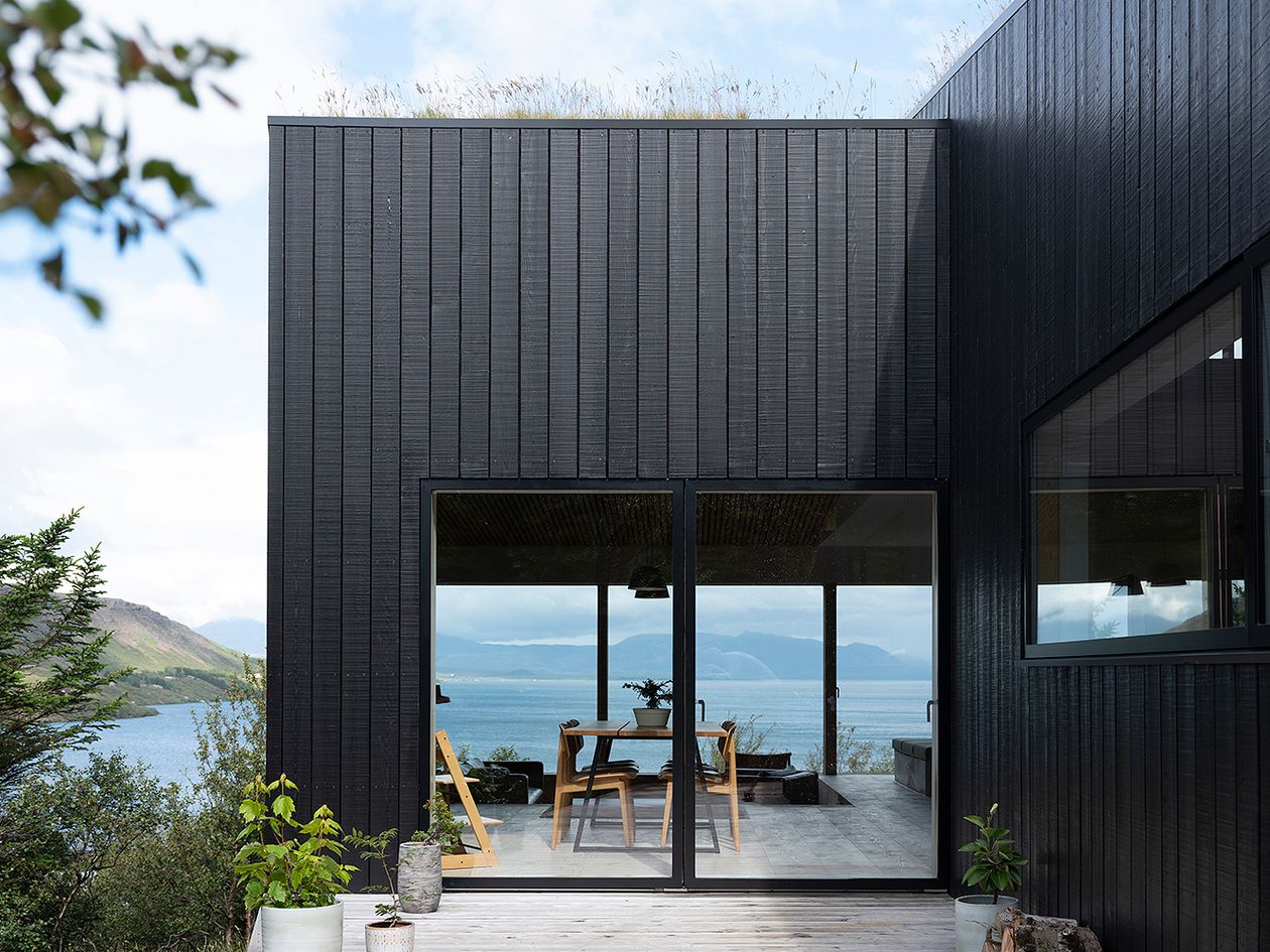 Kuva, jossa arkkitehtuuritoimisto KRADSin suunnittelema Holiday home by Þingvallavatn -rakennus. Kuvassa julkisivu ja terassi.