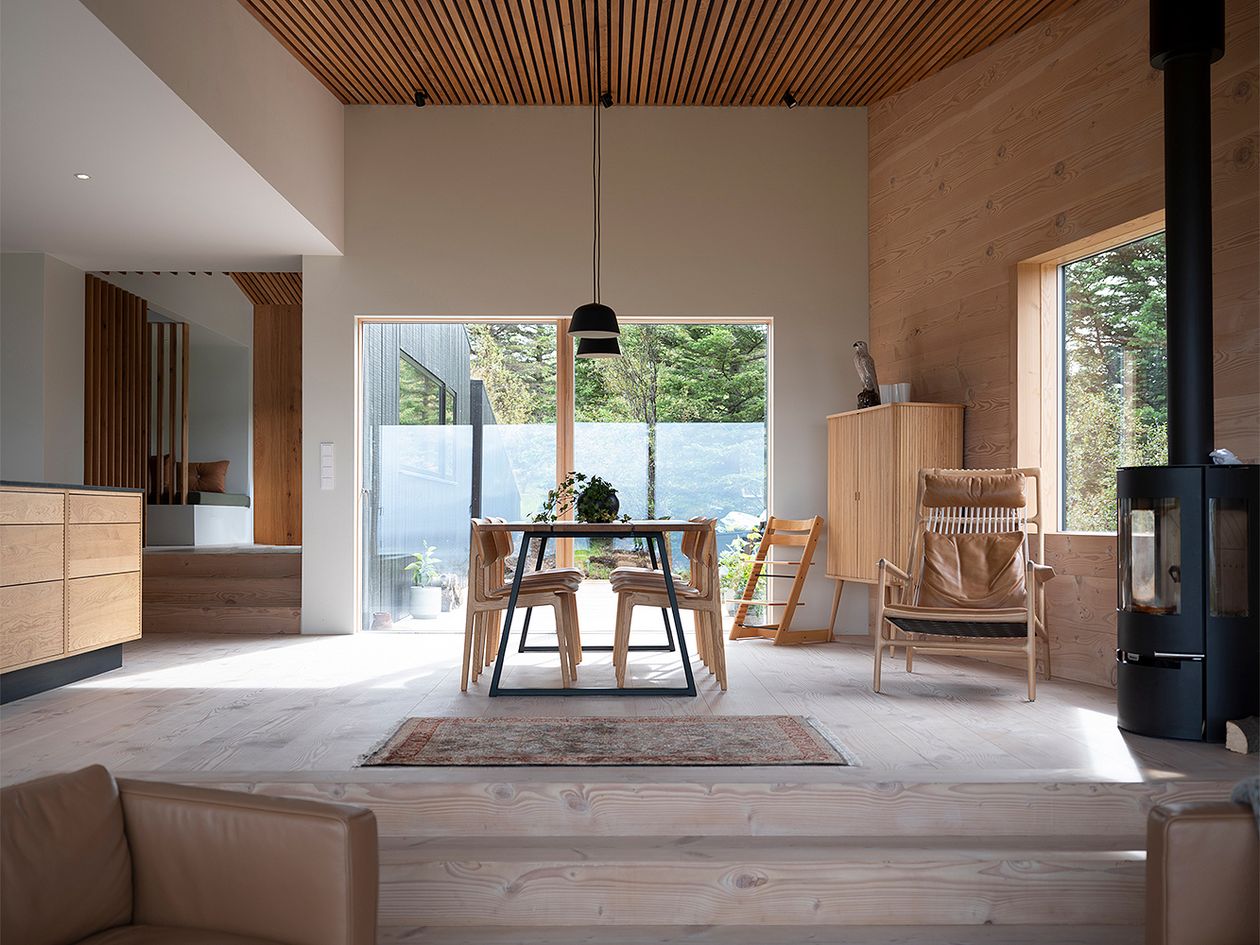 Kuva, jossa arkkitehtuuritoimisto KRADSin suunnittelema Holiday home by Þingvallavatn -rakennus. Kuvassa keittiön ja ruokailutilan sisustus.