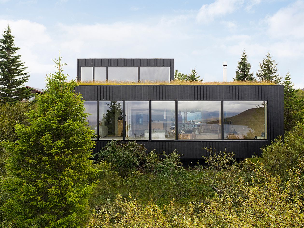 Kuva, jossa arkkitehtuuritoimisto KRADSin suunnittelema Holiday home by Þingvallavatn -rakennus. Kuvassa julkisivu.