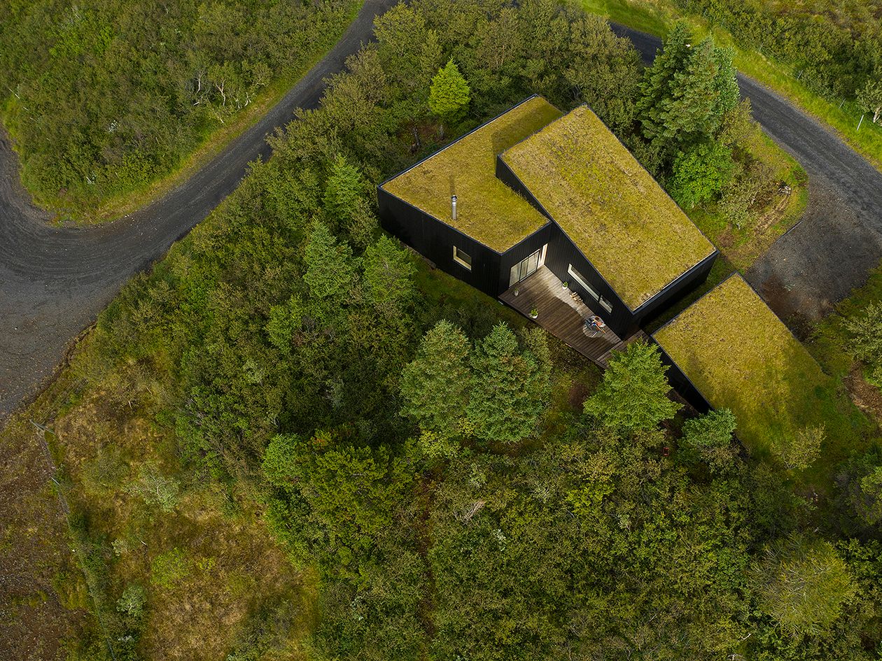 Kuva, jossa arkkitehtuuritoimisto KRADSin suunnittelema Holiday home by Þingvallavatn -rakennus. Kuvassa talo ilmasta käsin.