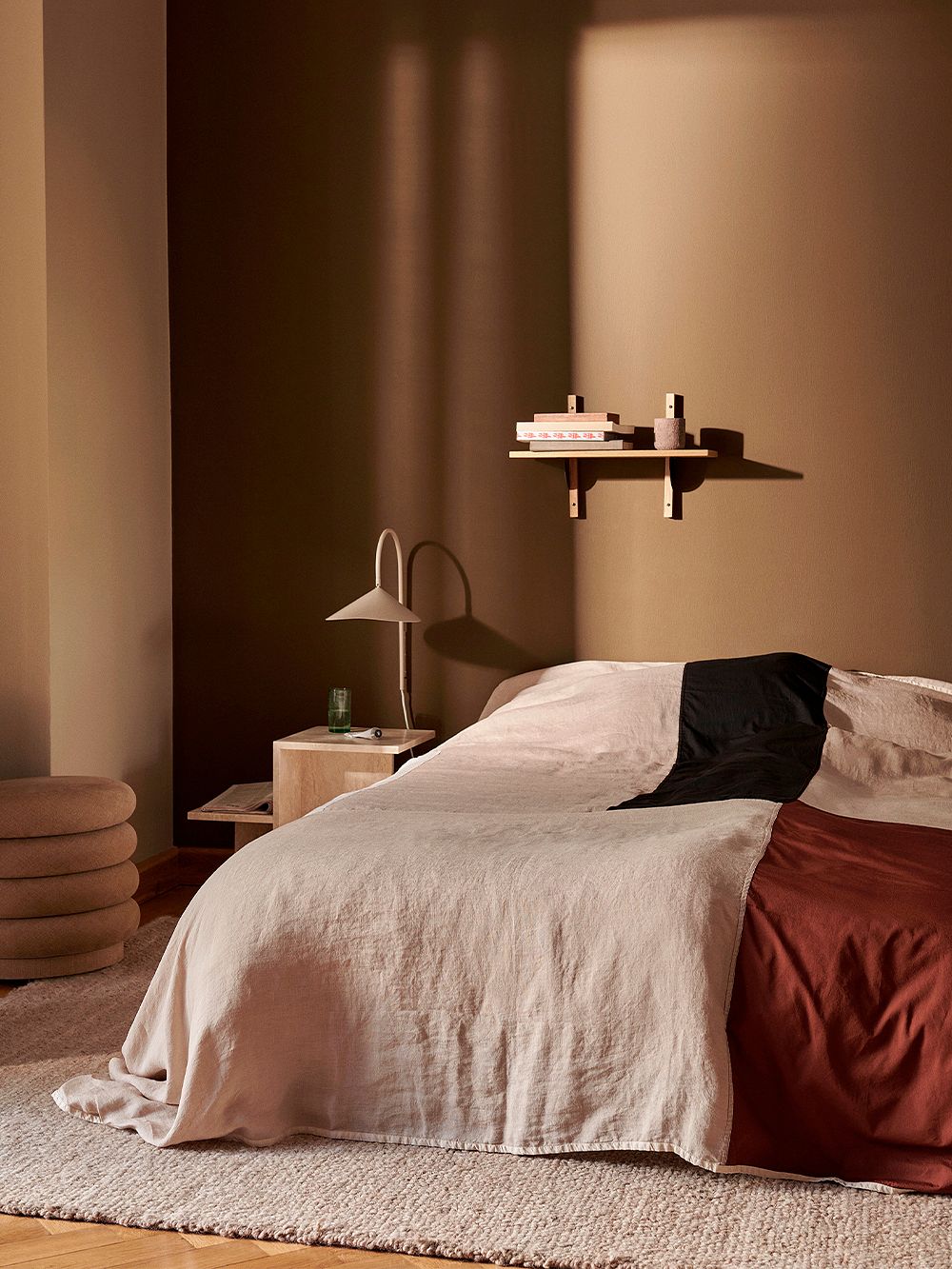 Kuva, jossa ferm LIVINGin Part-päiväpeitto sängyn päällä osana makuuhuoneen sisustusta.